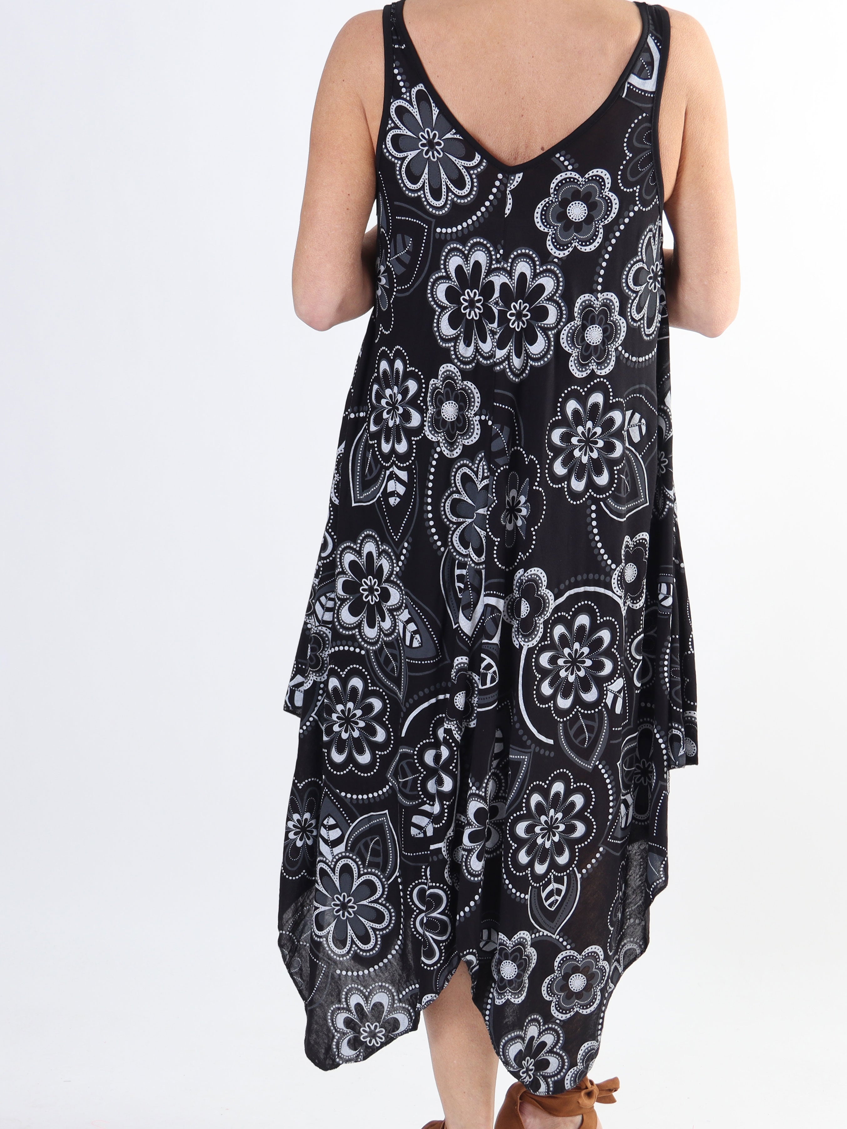 Veronica Flower - Blommig klänning med breda axelband i plusstorlek